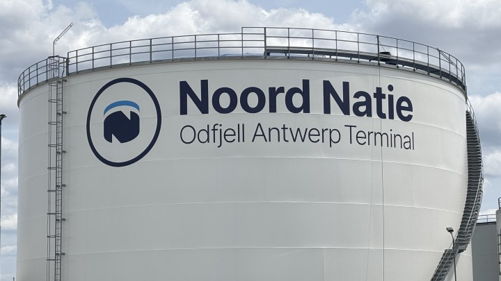 Nieuw logo op tank