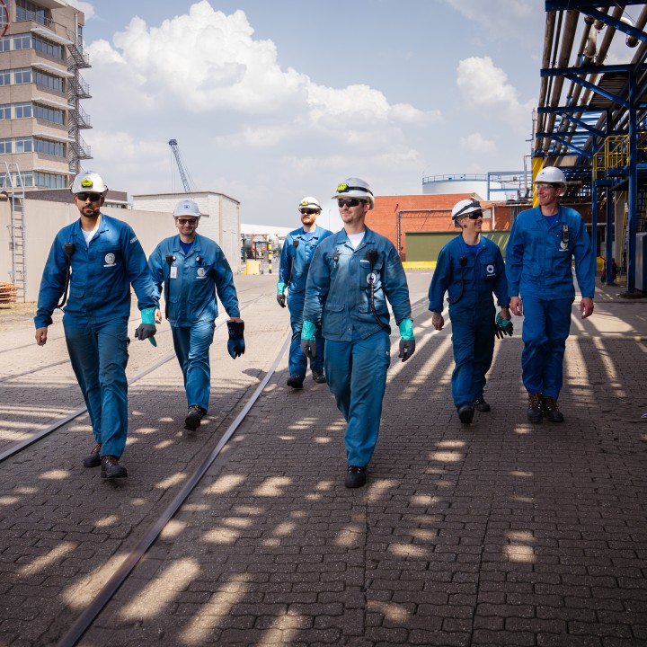 Noord natie - Werknemers wandelend naast elkaar