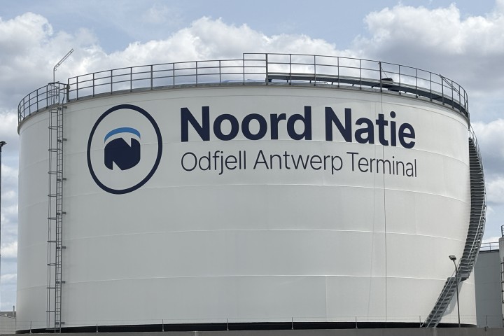 Nieuw logo op tank